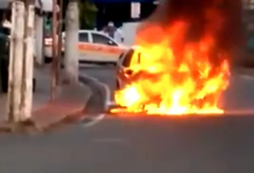 Táxi pega fogo em avenida de Vitória. Assista ao vídeo!