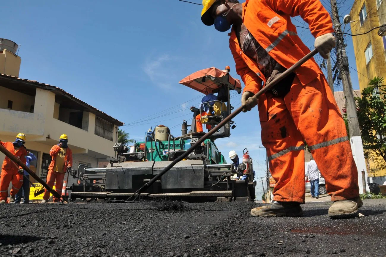 Prefeito Fiscaliza Obras de Recapeamento da Avenida Industrial Luiz Calheiros No Bairro do Farol. Foto:Marco Antônio/SECOM Maceió *** Local Caption *** Recapeamento da Av Luiz Calheiros