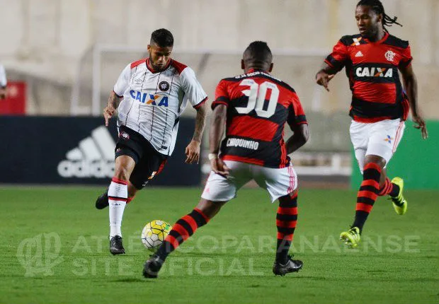 Com belo gol de Mancuello, Fla vence Atlético-PR e chega à liderança