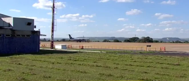 Pássaro entra em turbina de avião que levava time de basquete do Franca e assusta jogadores