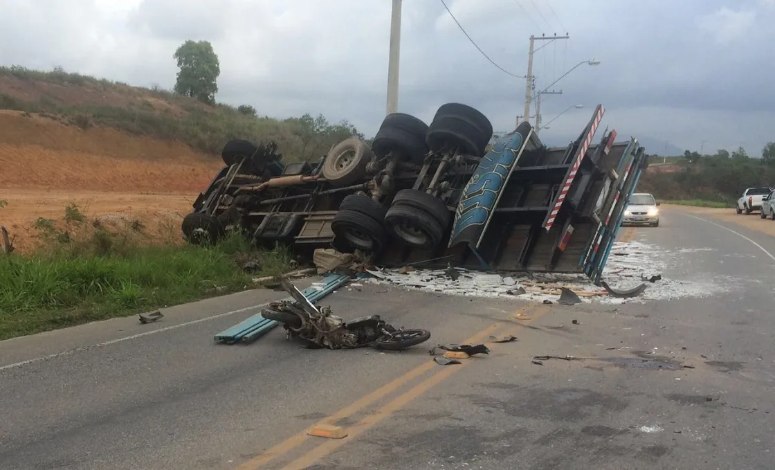 Carreta tomba na rodovia Audifax Barcelos e deixa motociclista ferido na Serra