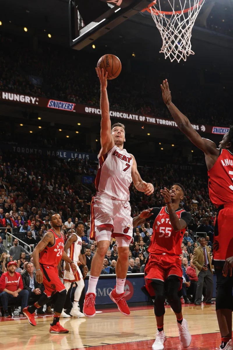 Heat encerra série de 12 vitórias do Raptors no Canadá e sobe para 4º no Leste