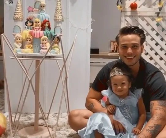 Após polêmica com o atual marido de Letícia Almeida, Jonathan Couto faz festa de princesa para a filha