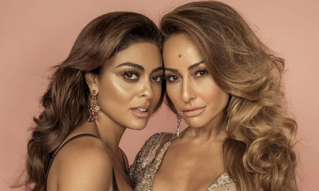 Em live com Sabrina Sato, Juliana Paes se assusta com filho mais velho invadindo bate-papo pelado