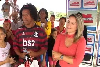 Praça do Povo: Jovem que sonha em ser jogador consegue doações para participar de 'peneira' no Flamengo