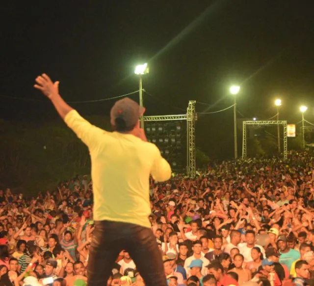 Confira a programação do primeiro dia de Carnaval nos balneários de Linhares