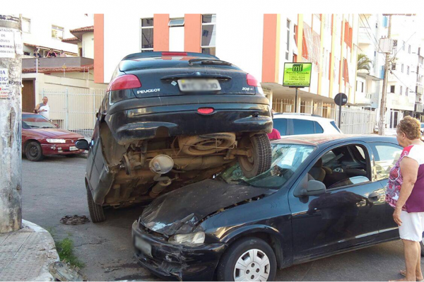 Carros colidem em cruzamento de Guarapari