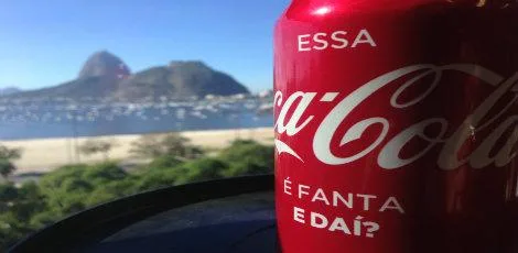 ''Essa Coca é Fanta, e daí?'': refrigerante estampa latinhas contra homofobia