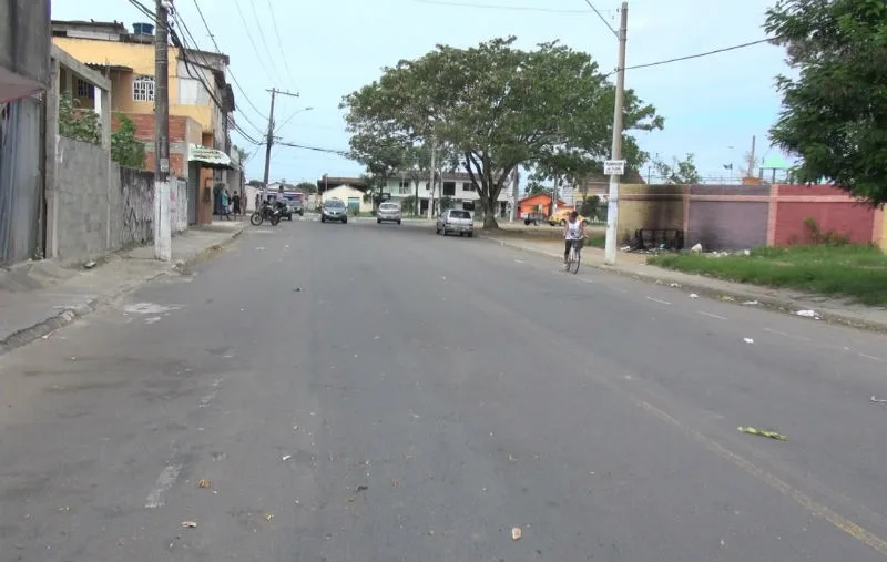 Ciclista atira contra mãe e filho de 2 anos no meio da rua na Serra