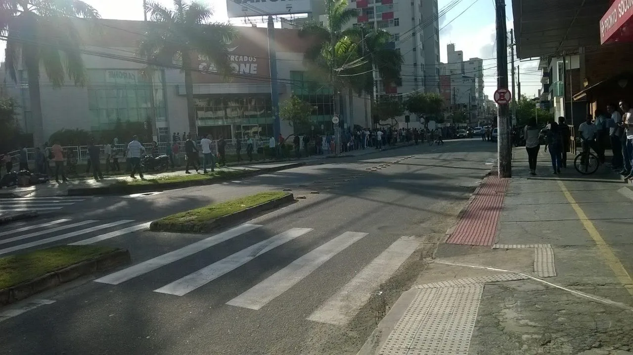 Vagas de emprego em supermercado reúnem centenas de pessoas em Vitória