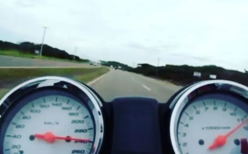 Jovem que morreu em acidente na Rodovia do Sol postou vídeo com moto a 240 km/h