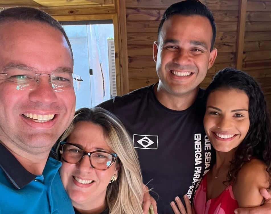 Igor Elson (de azul) e Diego Cassotto, com suas respectivas esposas: chapa formada / arquivo pessoal