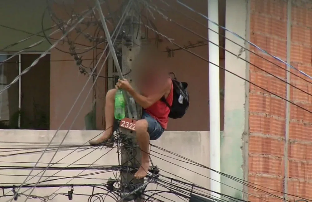 Após discutir com a família, rapaz sobe em poste e deixa moradores de Cariacica sem energia