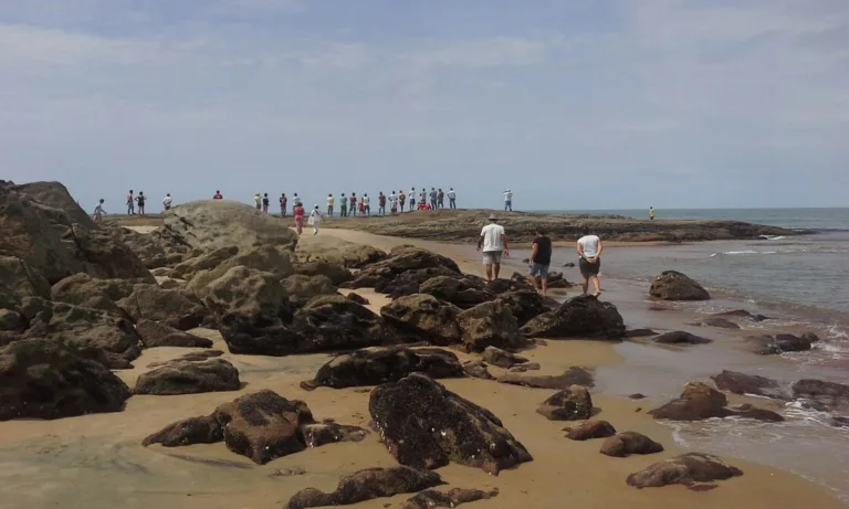 Buscas por adolescente que desapareceu no mar em Marataízes são retomadas