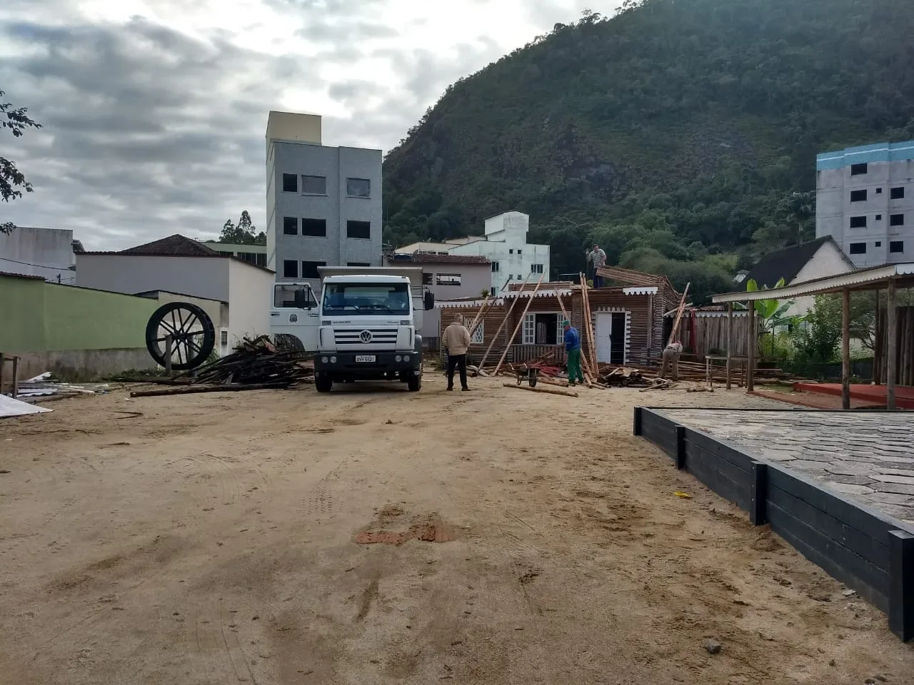 Novas obras na área de eventos e pátio da Biblioteca Municipal, em Campinho