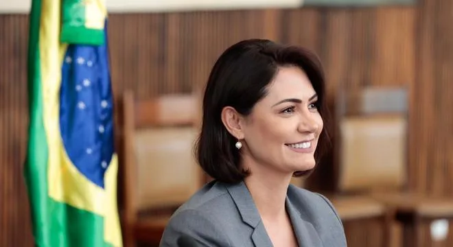 Michelle Bolsonaro tem coro de "senadora" no Paraná