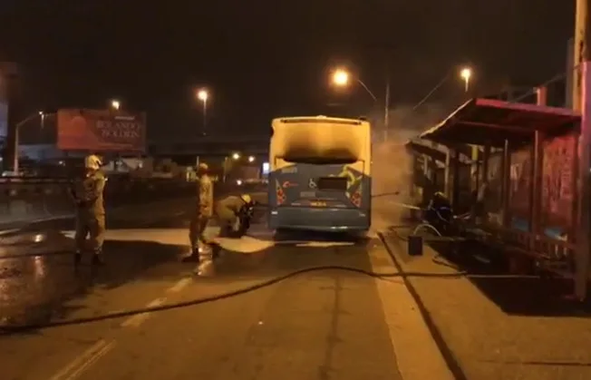 Ônibus do Transcol pega fogo na descida da Terceira Ponte, em Vila Velha