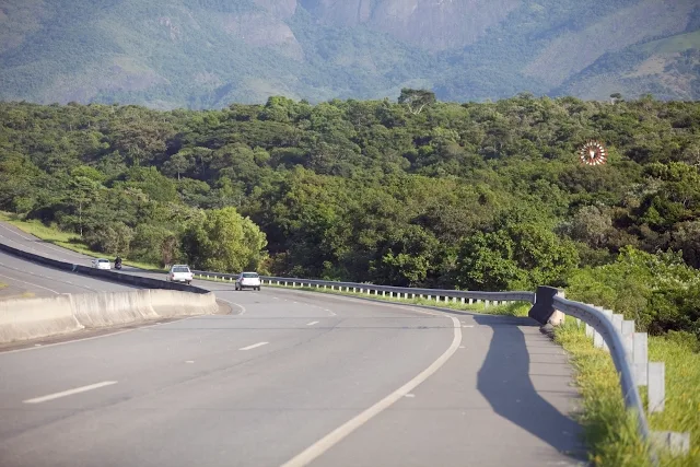 Carro capota após desviar de cachorro e duas mulheres ficam feridas na Rodovia do Sol