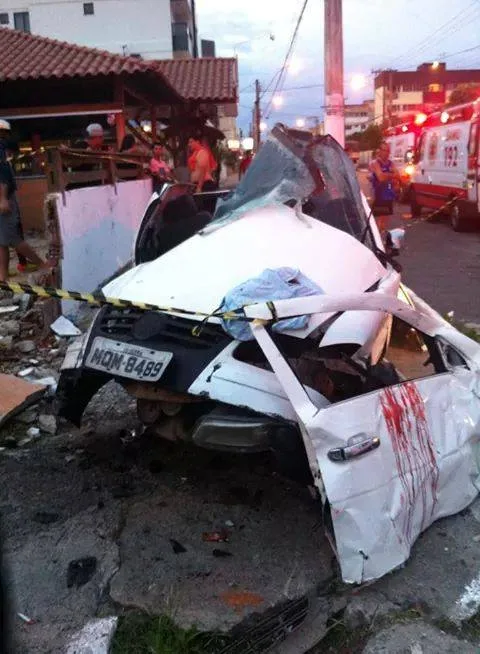 Quatro feridos após carro bater em muro de lanchonete em Vila Velha