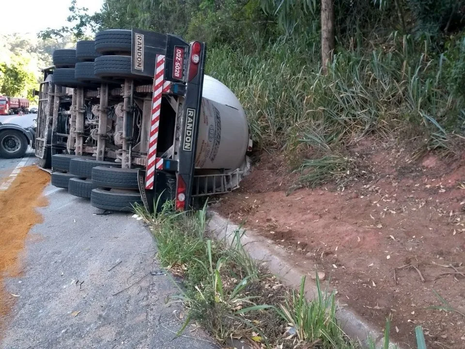 Acidente com caminhão carregado com produto perigoso interdita BR 262