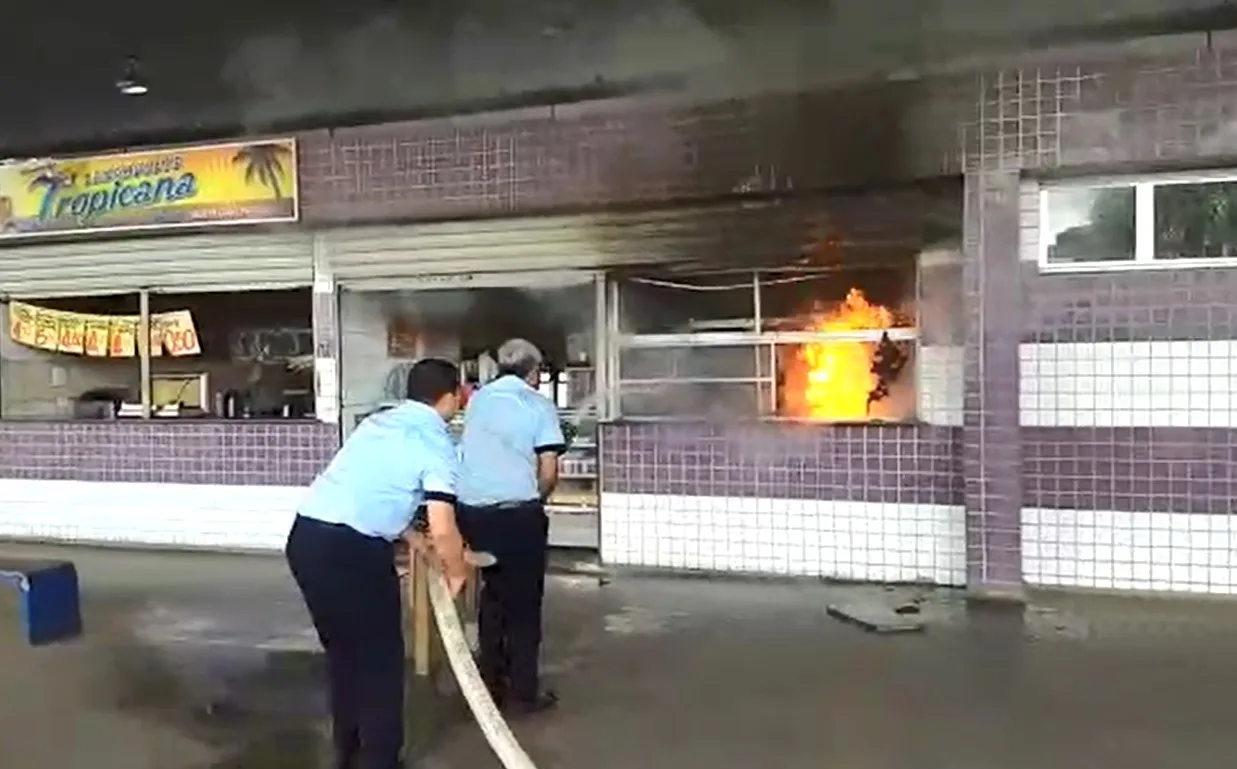 Incêndio atinge padaria no Terminal Campo Grande, em Cariacica