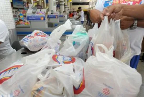 Sacolas plásticas sendo usadas em caixa de supermercado de Vitória