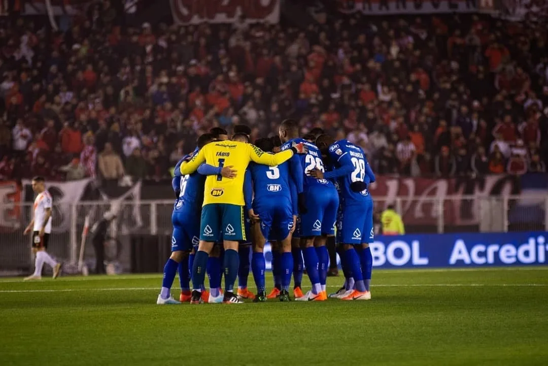 Mineirão tem clima tenso e protestos após novo tropeço do Cruzeiro