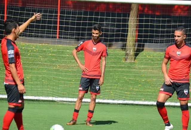 Sem vencer há cinco jogos e sob pressão, Atlético-GO recebe o Grêmio