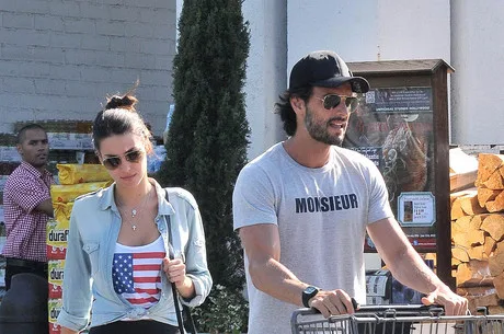 Photo © 2013 The Grosby Group Los Angeles, May 30th 2013 RODRIGO SANTORO and new girlfriend MEL FRONCKOWIAK (Brazilian actress) shop for groceries together at Bristol Farms in Beverly Hills, CA. PGpg7