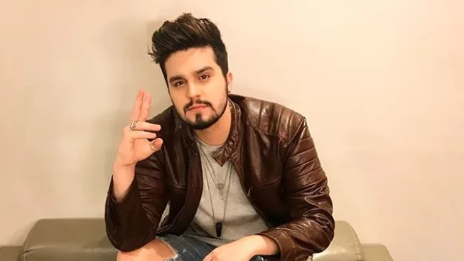 Luan Santana interrompe show para comprar rosas de comerciante