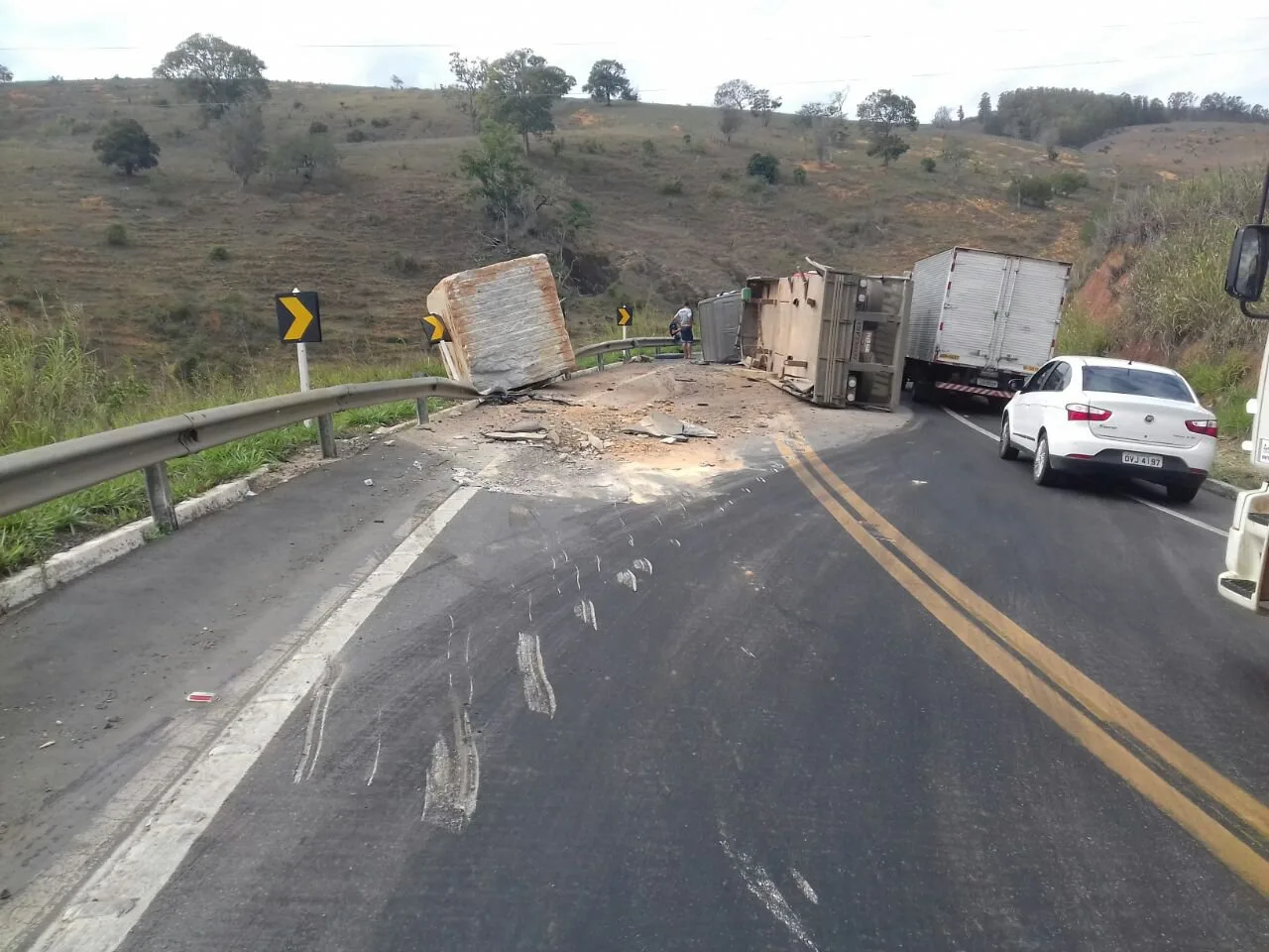 Carreta carregada com granito tomba e interdita BR no norte do Estado