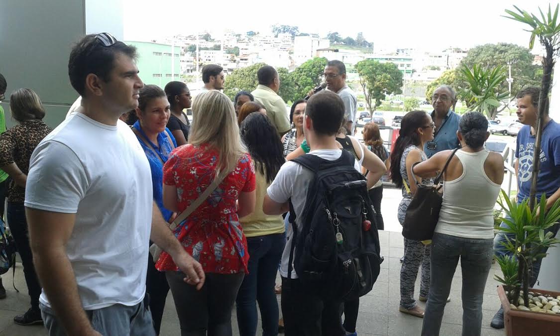 Servidores municipais de Cariacica fazem protesto na sede da prefeitura