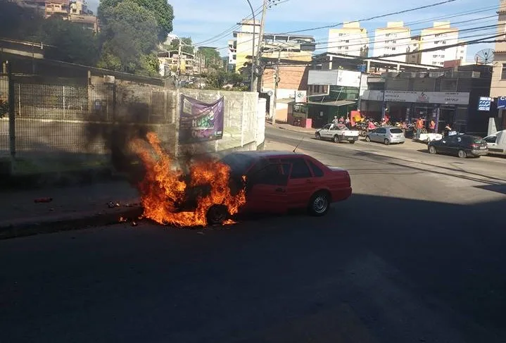 Veículo pega fogo em avenida movimentada de Cachoeiro e assusta motoristas