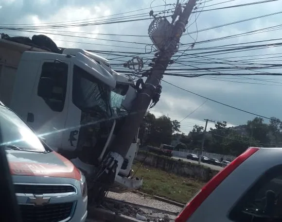 Caminhão derruba poste e deixa trânsito complicado no Centro de Vitória