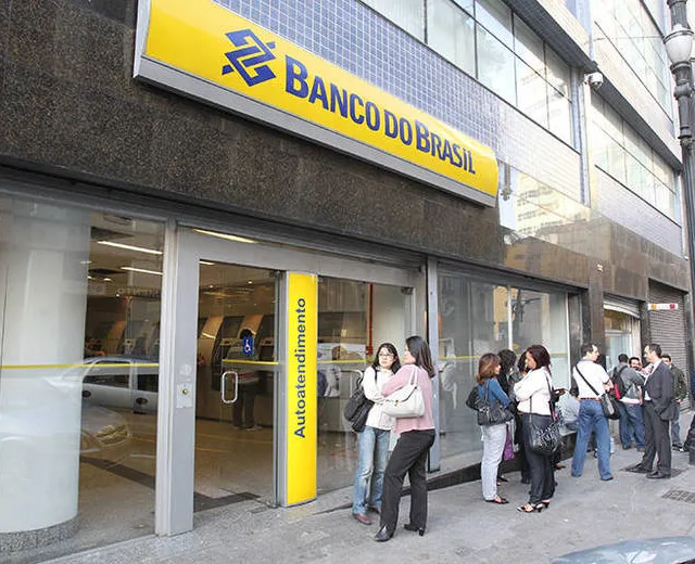 Brasil, São Paulo, SP. 30/04/2013. Agências do Banco do Brasil localizadas no centro de São Paulo amanheceram fechadas em adesão à paralisação de 24 horas em protesto contra o novo plano de carreira adotado pela instituição. – Crédito:LUIZ GUARNIERI/BRAZIL PHOTO PRESS/AE/Código imagem:141724