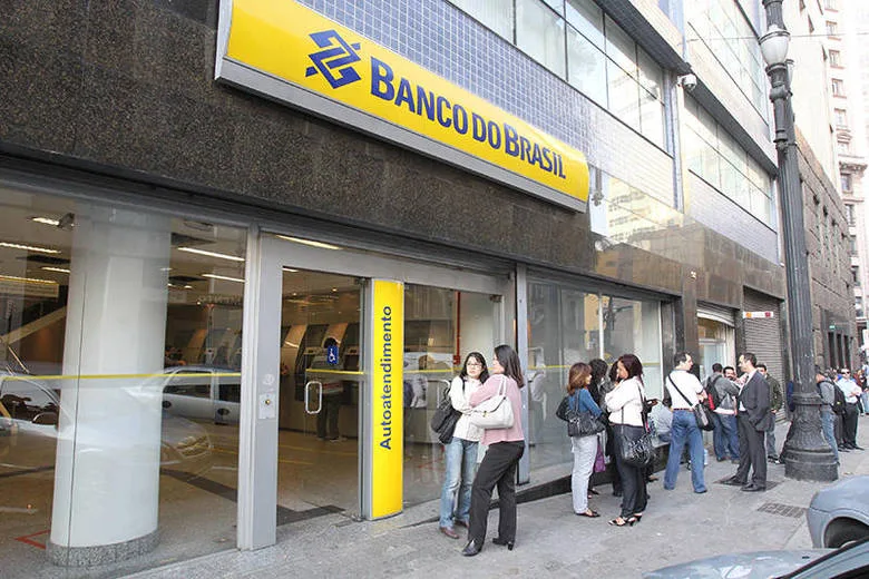 Brasil, São Paulo, SP. 30/04/2013. Agências do Banco do Brasil localizadas no centro de São Paulo amanheceram fechadas em adesão à paralisação de 24 horas em protesto contra o novo plano de carreira adotado pela instituição. – Crédito:LUIZ GUARNIERI/BRAZIL PHOTO PRESS/AE/Código imagem:141724