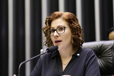 TSE multa Carla Zambelli em R$ 30 mil por propaganda eleitoral irregular na internet