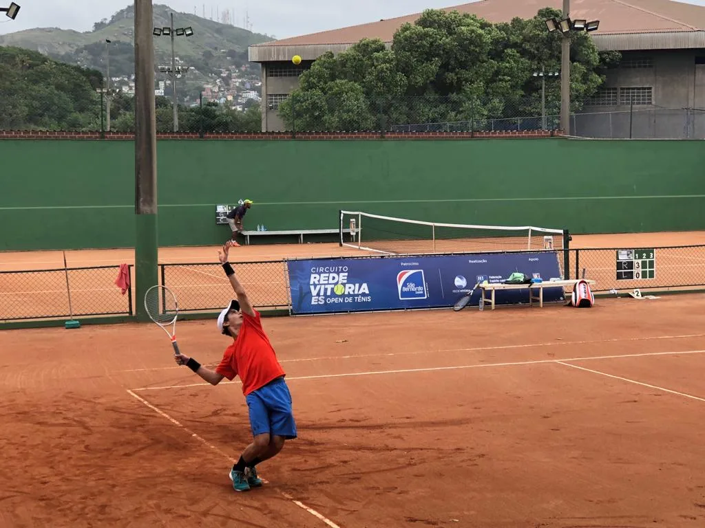 Rafael Mendes conquista o troféu da Segunda Classe do Circuito Rede Vitória ES Open de Tênis