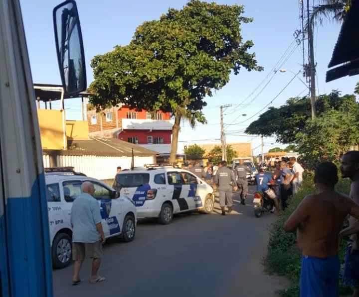 Homem é assassinado com 15 tiros e suspeito pula muros para fugir em Cariacica