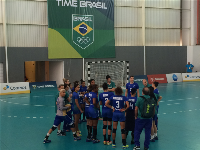 Com capixaba, seleção feminina de handebol encara Espanha nesta quarta-feira