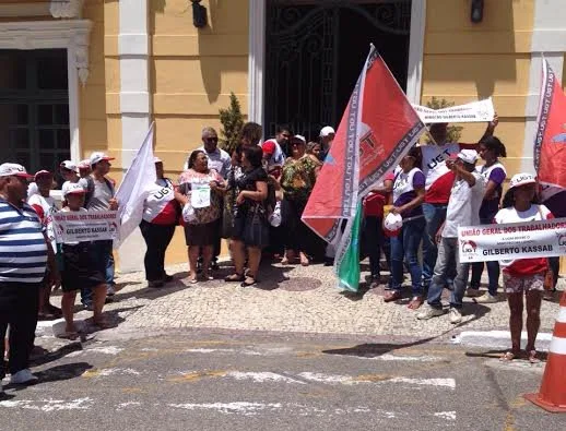 Com cartazes de apoio, militantes aguardam Kassab no Palácio Anchieta