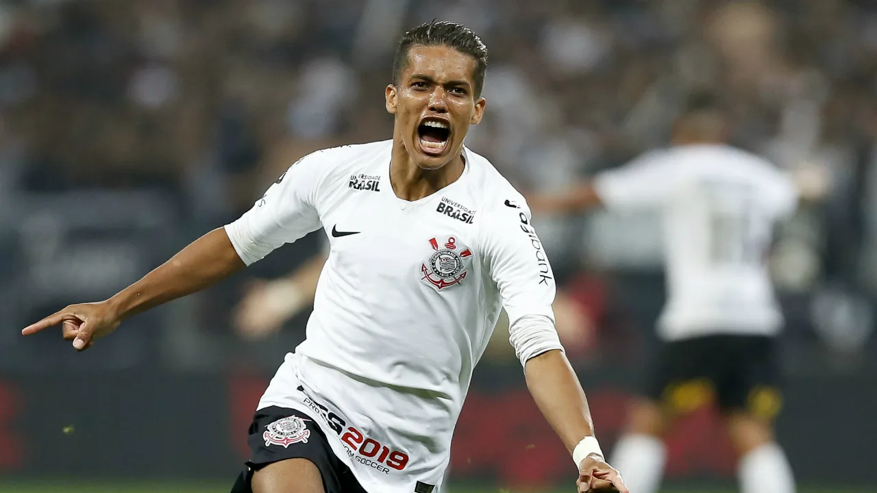 Após sair de maca no empate do Corinthians, Pedrinho será avaliado nesta sexta