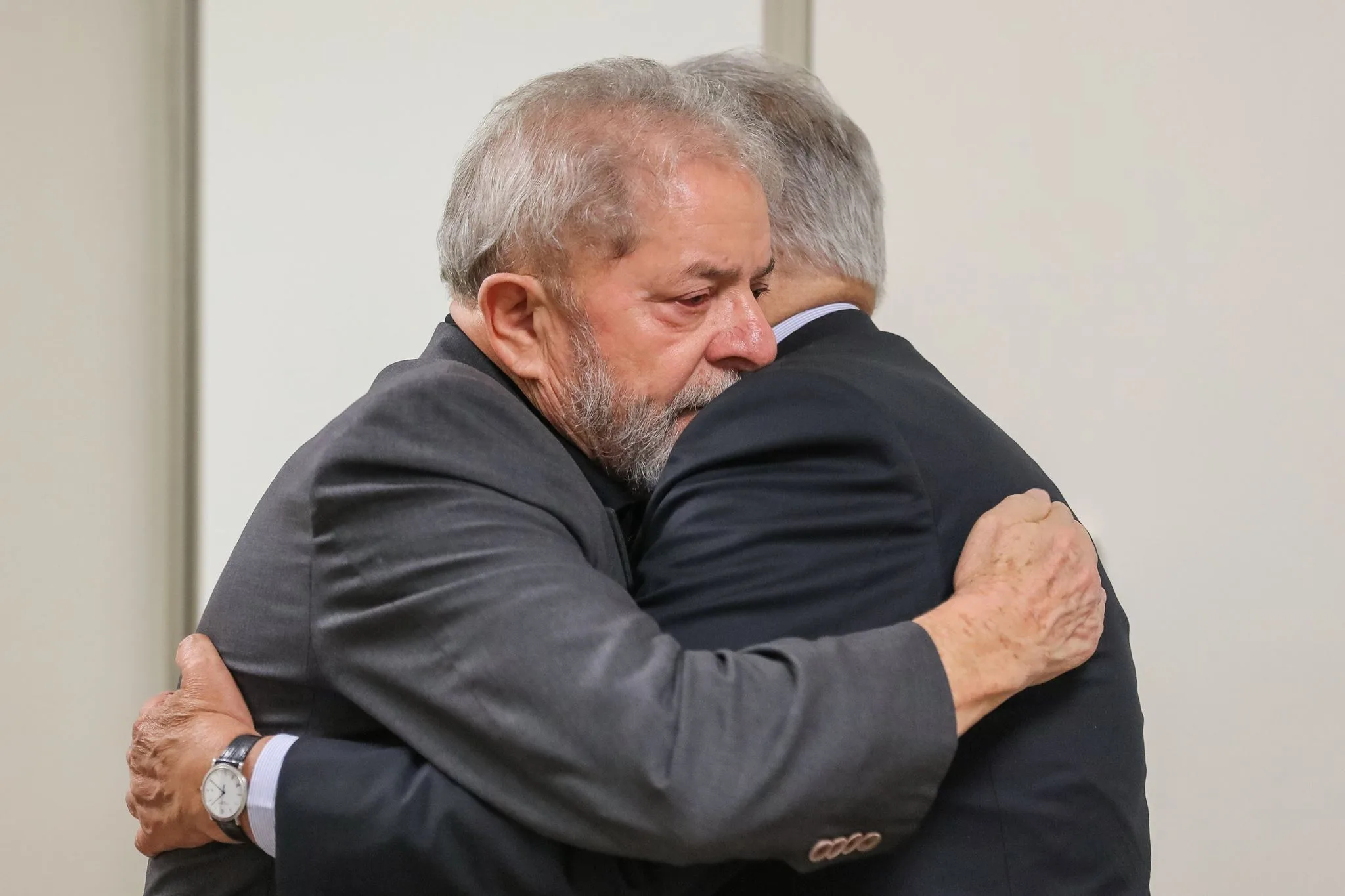 Encontro de Lula e FHC após morte de Dona Marisa comove a internet