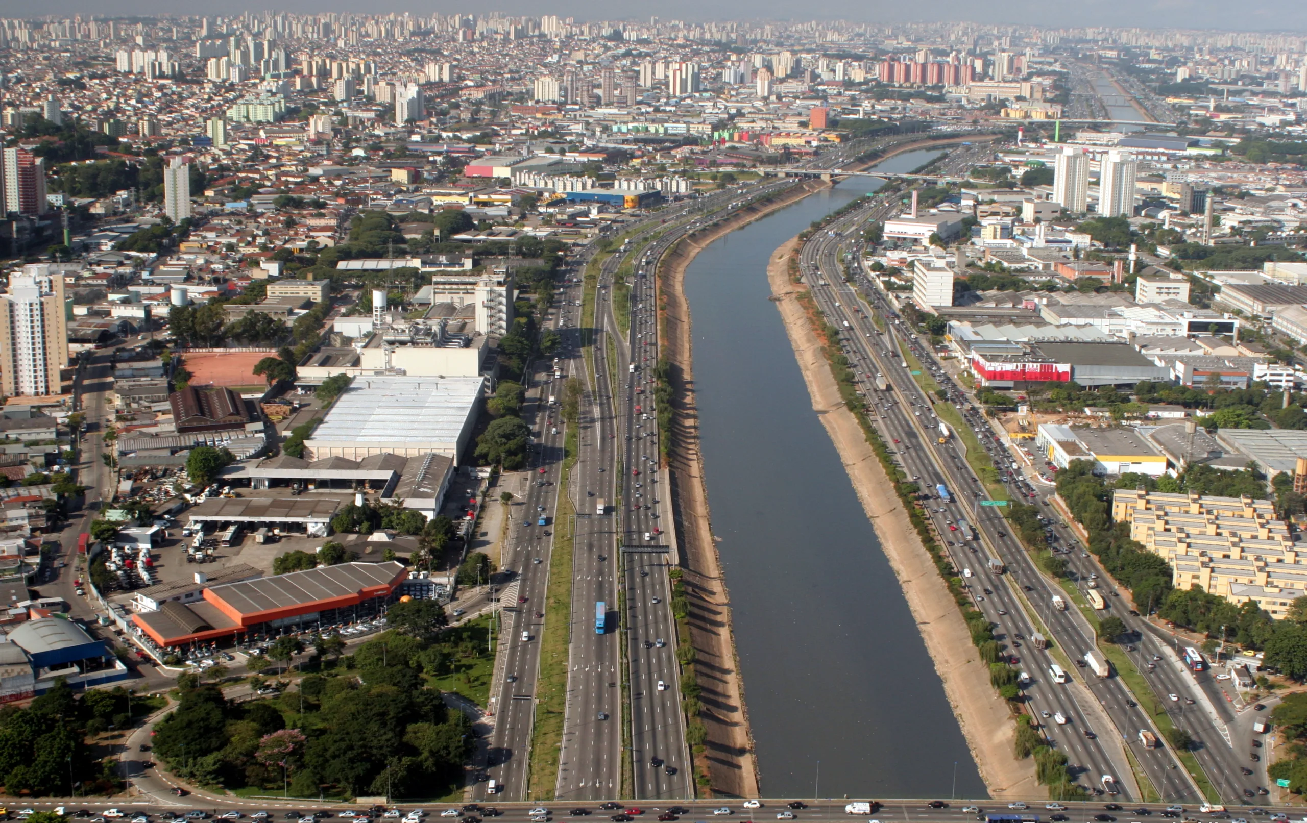 Polícia apreende caminhão com munições, fuzis e entorpecentes na Marginal Tietê