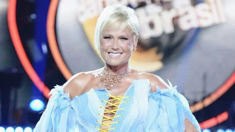 Xuxa Meneghel vai às lágrimas ao ser homenageada por humorista da Record