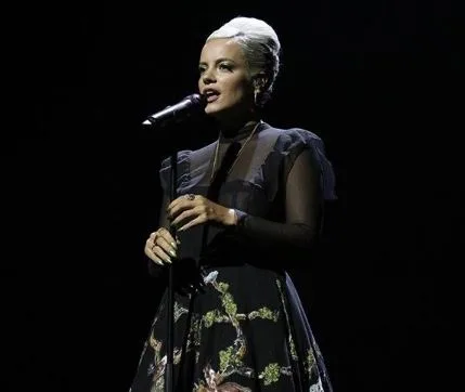 Lily Allen tem problemas no voo e perde a carteira ao tentar chegar no Brasil