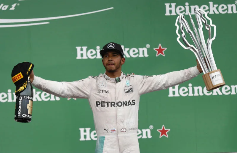 Hamilton conta com erro estratégico da Ferrari, vence no Canadá e cola em Rosberg