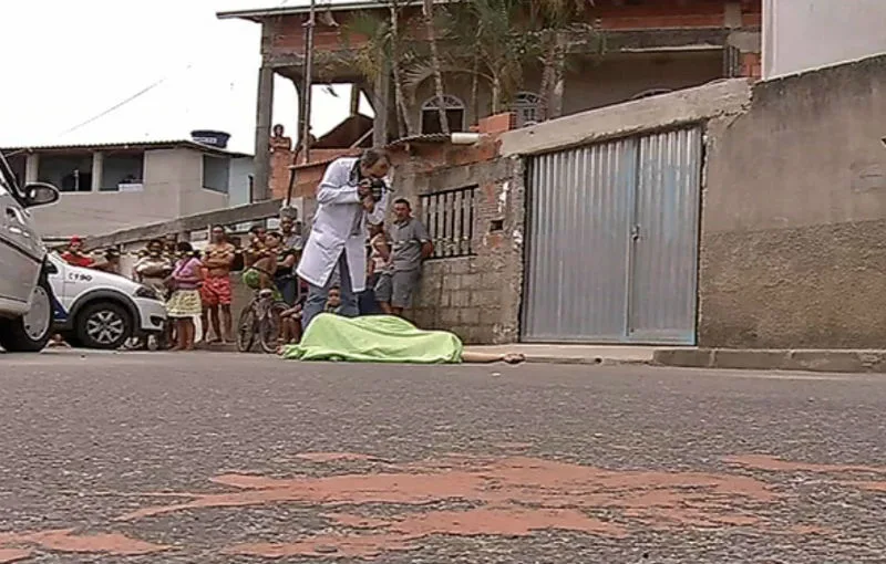 Rapaz é assassinado a tiros na Serra na frente de parentes da namorada