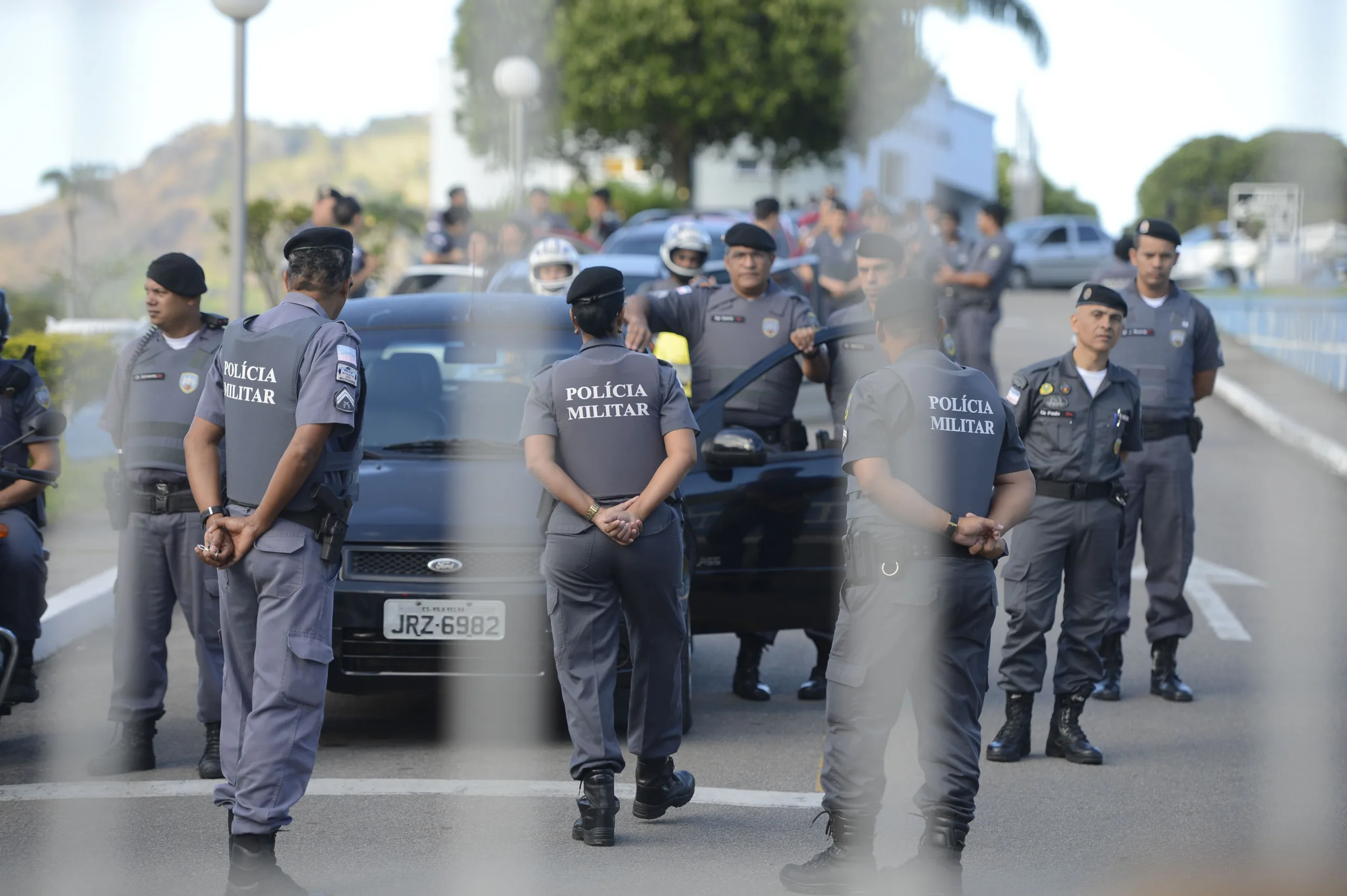 Vitória (ES) – Mulheres e familiares de policiais permanecem na saída do Comando Geral da Polícia Militar de Vitória e impedem a saída dos militares (Tânia Rêgo/Agência Brasil)