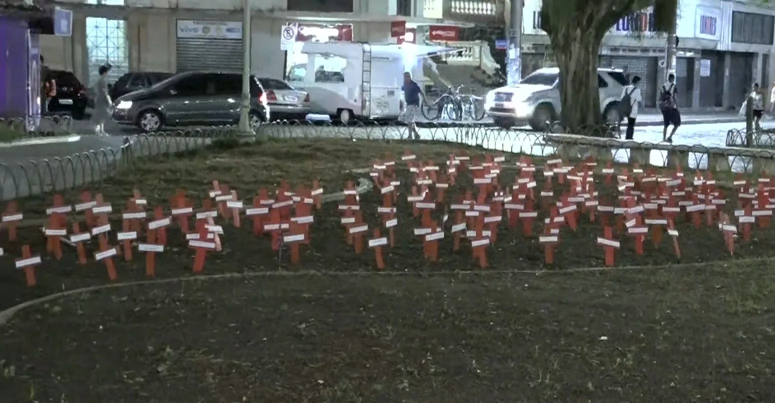 Grupo faz ato público em Vitória homenageando mortos durante paralisação da Polícia Militar